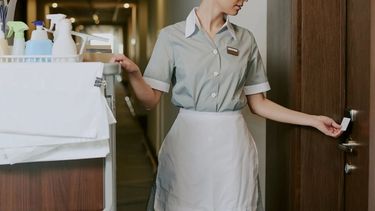 La fundación Hotels for Trees implementa un sistema de ahorro de recursos hoteleros a cambio de plantar un árbol, participando en más de 30 países.