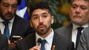 El diputado del Partido Socialista, Juan Santana, evalúa una acusación constitucional contra el ministro de Hacienda, Jorge Quiroz. Créditos: Agencia Uno. El diputado del Partido Socialista, Juan Santana, evalúa una acusación constitucional contra el ministro de Hacienda, Jorge Quiroz. Créditos: Agencia Uno.