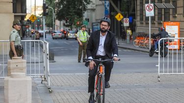 Gabriel Boric en bicicleta: Así es el operativo de seguridad que acompaña al Presidente