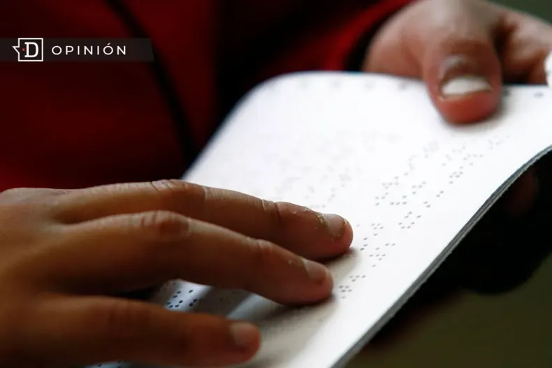 20028 persona leyendo un libro en braile.webp