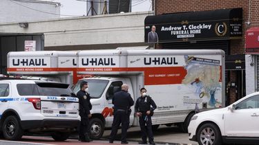 Retiran licencia a funeraria de Nueva York que amontonó cadáveres en camiones