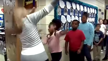 VIDEO| Siento que me apoya en lo que sea: La profesora que inventó un saludo secreto para todos sus estudiantes
