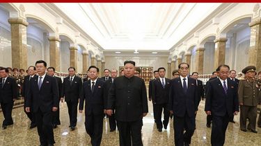 Kim Jong-un aparece en público para rendir tributo a su abuelo