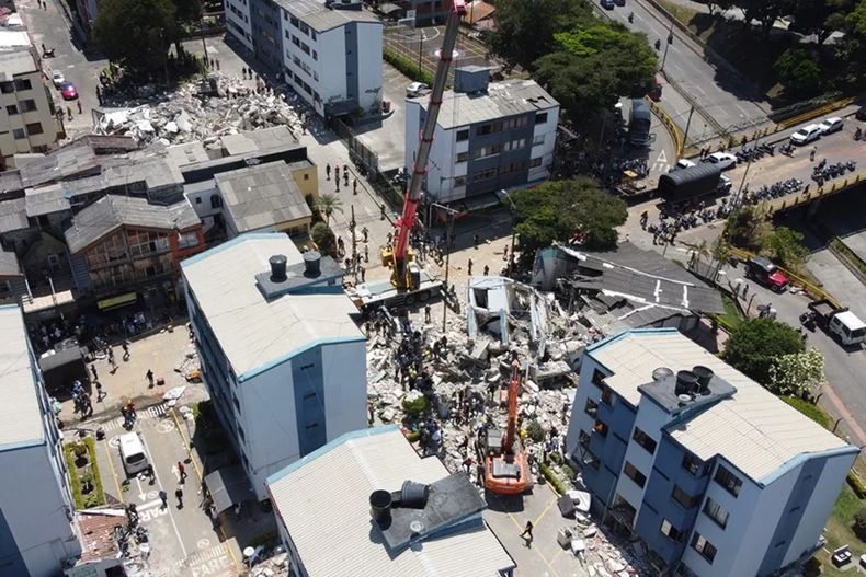 Buscan a sobrevivientes del terremoto en Colombia - Agencia EFE