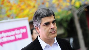 Vegana y fuera de la política: La delirante entrevista de Paula al diputado Fuenzalida como si fuera mujer