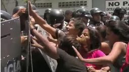 Familiares de víctimas del incendio en cárcel de Venezuela protestan por falta de información