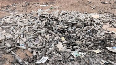 La CEO de Santiago Slow encontró que casi la totalidad de las botellas en los vertederos ilegales del Desierto de Atacama corresponde a la marca Corona.
