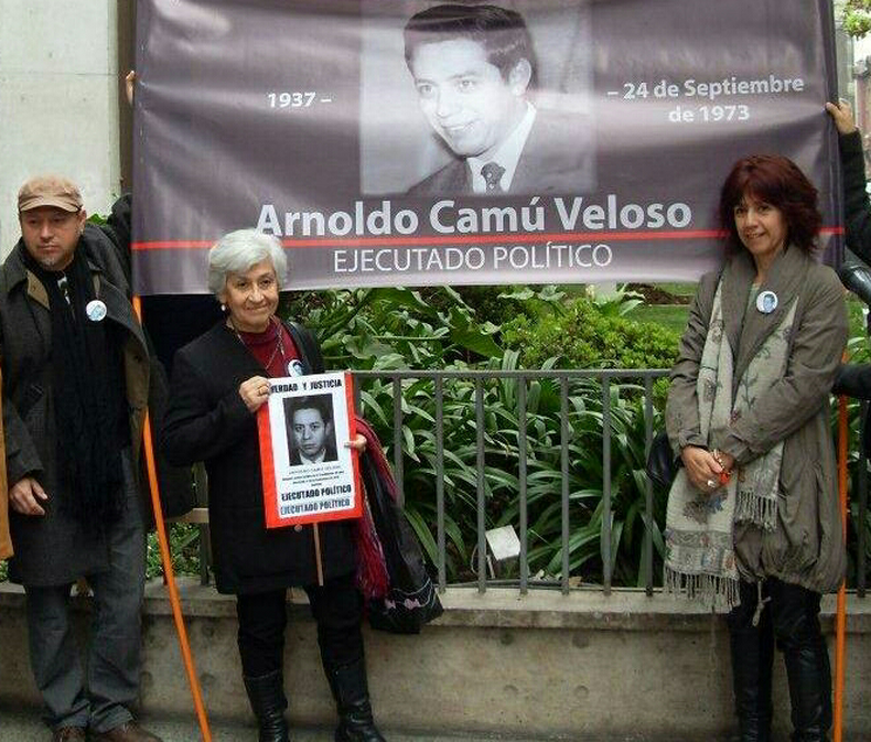 familia en calle amunategui.png