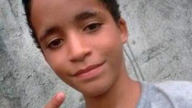 Niño de 12 años es asesinado en Río de Janeiro: Testigos culpan a la policía militar