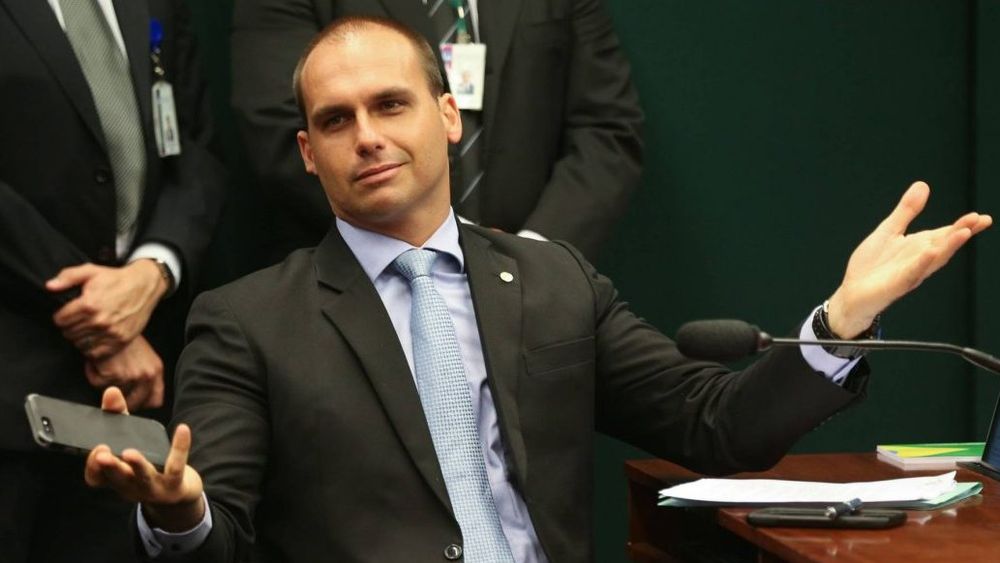 Hijo de Bolsonaro comparte foto con su padre en el hospital exhibiendo una pistola en la cintura