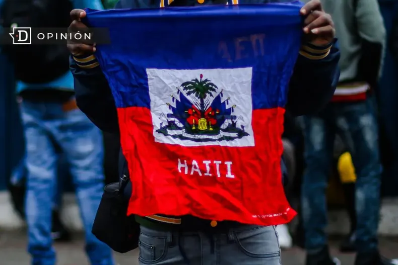 21312 persona sosteniendo la bandera de haiti.webp