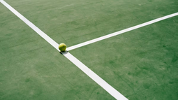 Cancha de tenis de arcilla verde.