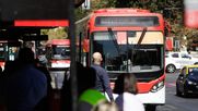 Paradero del Transantiago con personas esperando micro por dichos de ministro Louis de Grange - Agencia Uno Paradero del Transantiago con personas esperando micro por dichos de ministro Louis de Grange - Agencia Uno