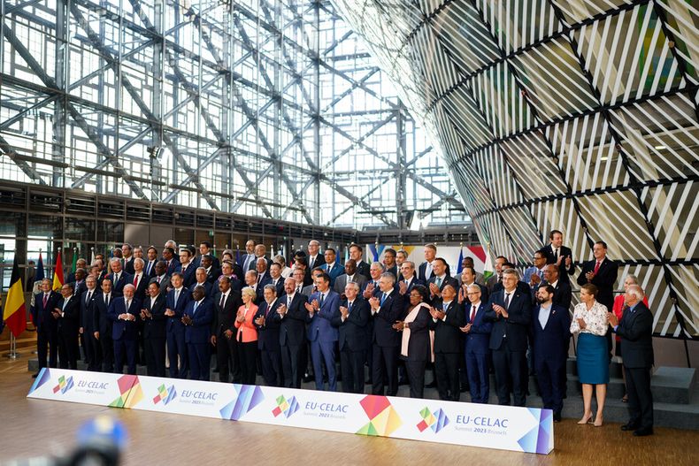 Presidente de la Republica Gabriel Boric recibe la bienvenida oficial a las delegaciones participantes en la III Cumbre CELAC UE.jpg