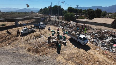 Vecinos y recicladores de Quillota limpian el río Aconcagua. Foto: Francisco Reyes.&nbsp;