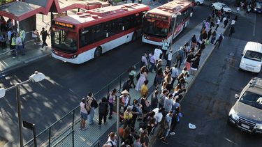 Huelga de conductores de buses RED causa estragos en Santiago: Estos son los 50 recorridos con problemas