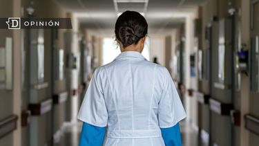 El Desconcierto | 7605 doctora en un pasillo de hospital.jpg