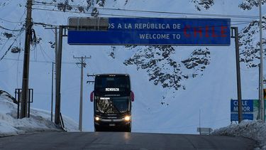 Cerca de 1.500 vehículos chilenos varados en Argentina al viajar por “turismo de supermercado”