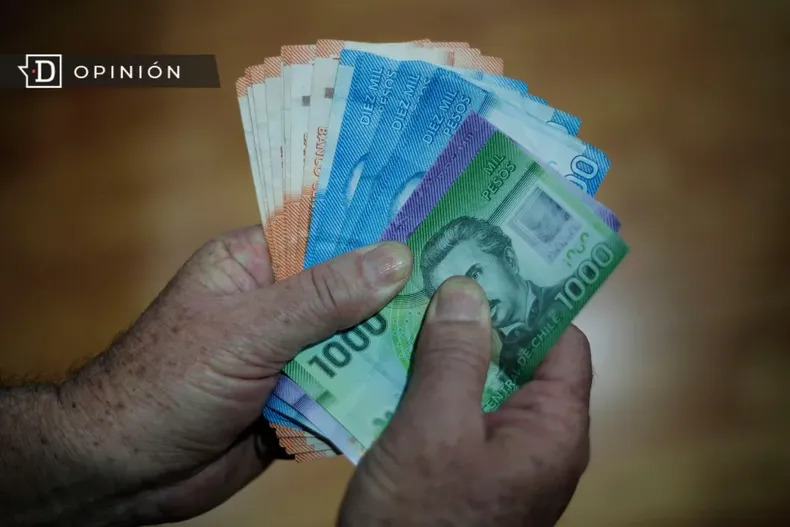 24654 manos de persona mayor contando billentes.webp