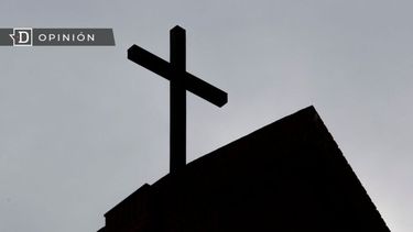 El Desconcierto | 6308 imagen de la cruz en el techo de una iglesia ensombrecida.jpg