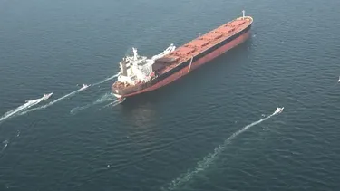 Ataque a buque griego eleva al máximo las tensiones en el Estrecho de Ormuz: Se teme un bloqueo total