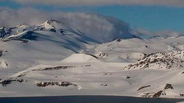 Complejo Volcánico Laguna del Maule pasa a Alerta Amarilla: Enjambre sísmico y peligro por emisión de dióxido de carbono