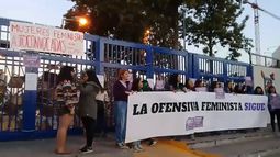 Sigue habiendo educación sexista: Usach y Facultad de Derecho UChile son tomadas por estudiantes feministas en el 8M