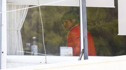 Formalizan a tres gendarmes por someter a Lorenza Cayuhan a realizar parto engrillada