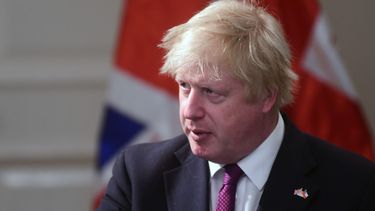 Inglaterra tendrá confinamiento con cierre de colegios hasta mediados de febrero