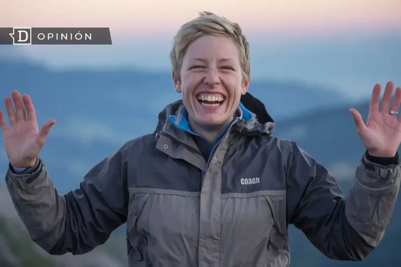 13121 imagen de una mujer sonriendo con una chaqueta que dice coac.webp