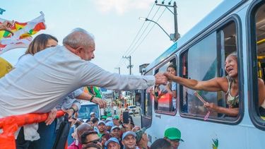 Lula visita favela en Río de Janeiro y se compromete a combatir el hambre