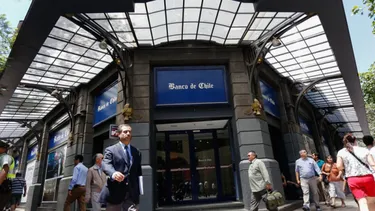 Cliente va a tribunales luego que su banco le cerrara la cuenta corriente sin explicación: Ordenan reapertura en 10 días