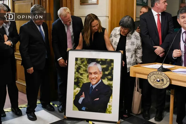 11596 cuadro de pinera en el senado sostenido por diversos senador.webp