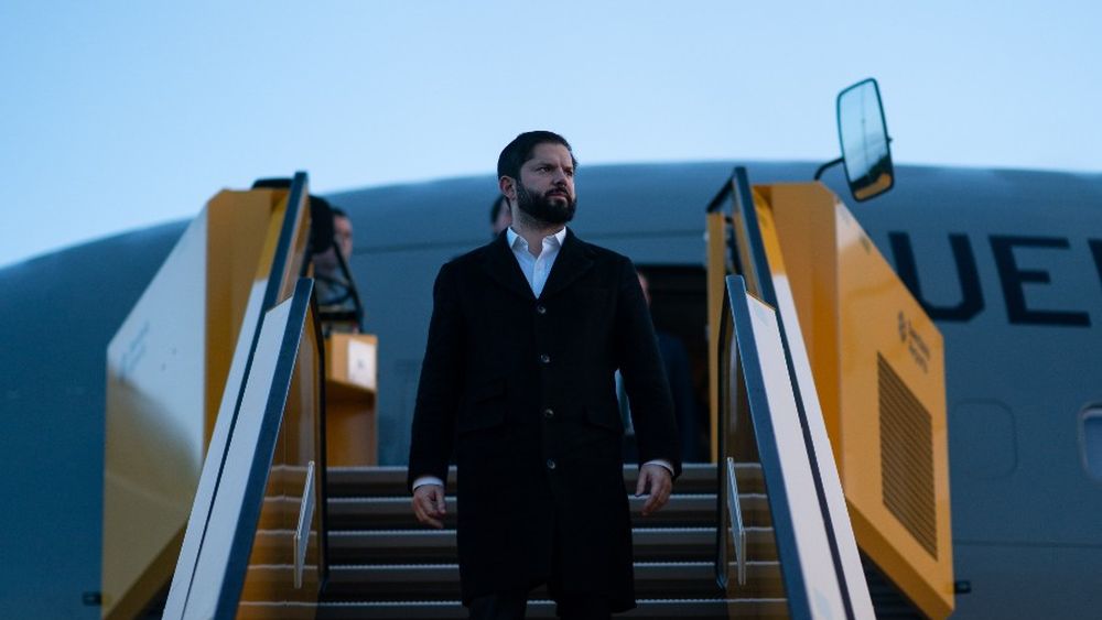 Boric confirma continuidad de gira en medio de duras críticas y presión de la oposición para que vuelva al país