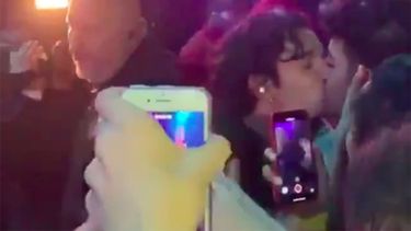 Matty Healy, vocalista de The 1975, fue expulsado de Dubai por besar a un fan en pleno concierto
