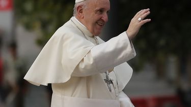 Papa suspende a cinco funcionarios por corrupción