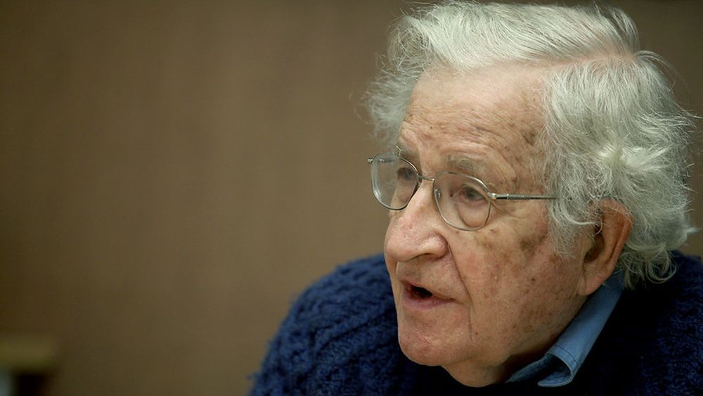 Desafíos democráticos del futuro: Chomsky dicta charla magistral en Feria de Recoleta