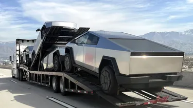 Otro problema para Elon Musk: Por panel sujeto solo con un adhesivo 46.096 camionetas y autos Tesla llamados a revisión