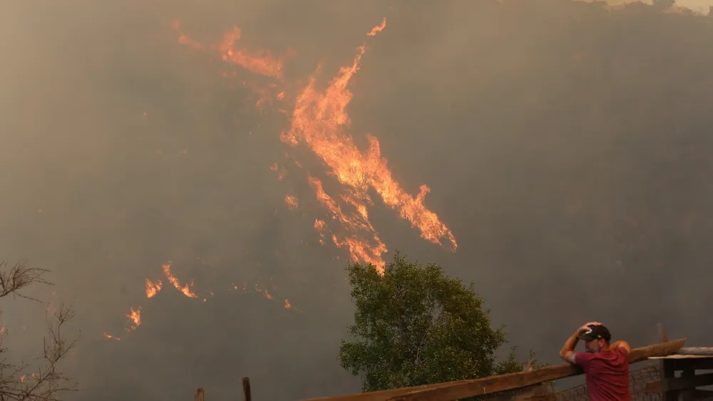 Incendios forestales amenazan en día de calor extremo: Evacuaciones en Santo Domingo y Alerta Roja en varias zonas
