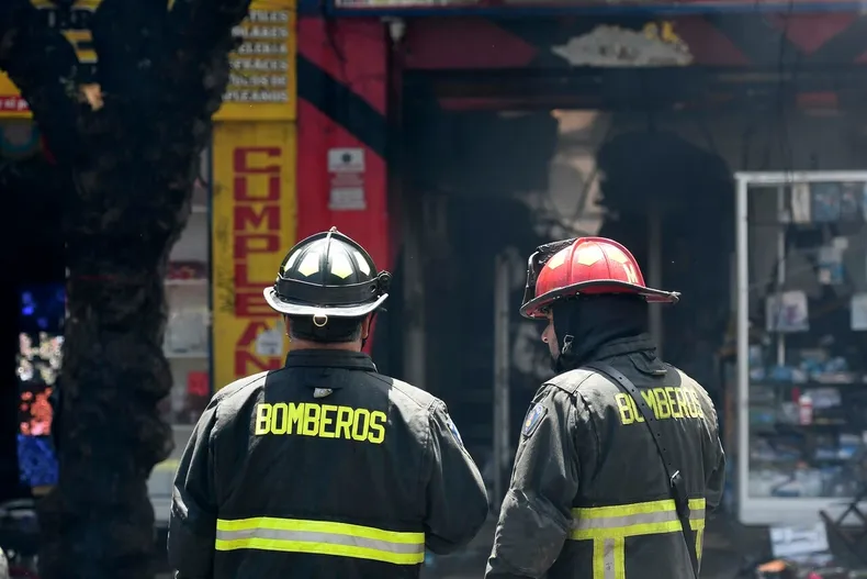 bombero fue expulsado sin saber que hizo ni que pruebas habia corte anula la sancion por falta de fundamentacion.webp