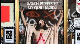 Menos balines y lacrimógenas, más libros para el pueblo: Lo triste de ser lector pobre en Chile