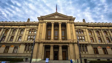 Egresado de pedagogía reclamó negativa de universidad a entregarle su título por deuda y justicia valida la decisión