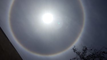 Halo solar: Santiaguinos sorprendidos con el anillo de arcoiris alrededor del sol