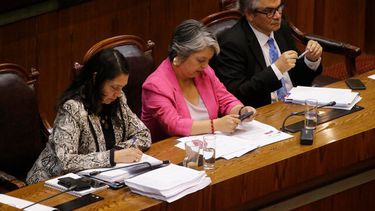 ¿Jara presidenciable?: El protagonismo de la ministra del Trabajo en el día en que se aprobó reforma de pensiones