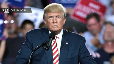 El Desconcierto | 10657 donald trump hablando desde un podio.webp