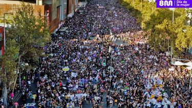 Marcha 8M: Cortes de calles y desvíos en Santiago centro por movilizaciones feministas