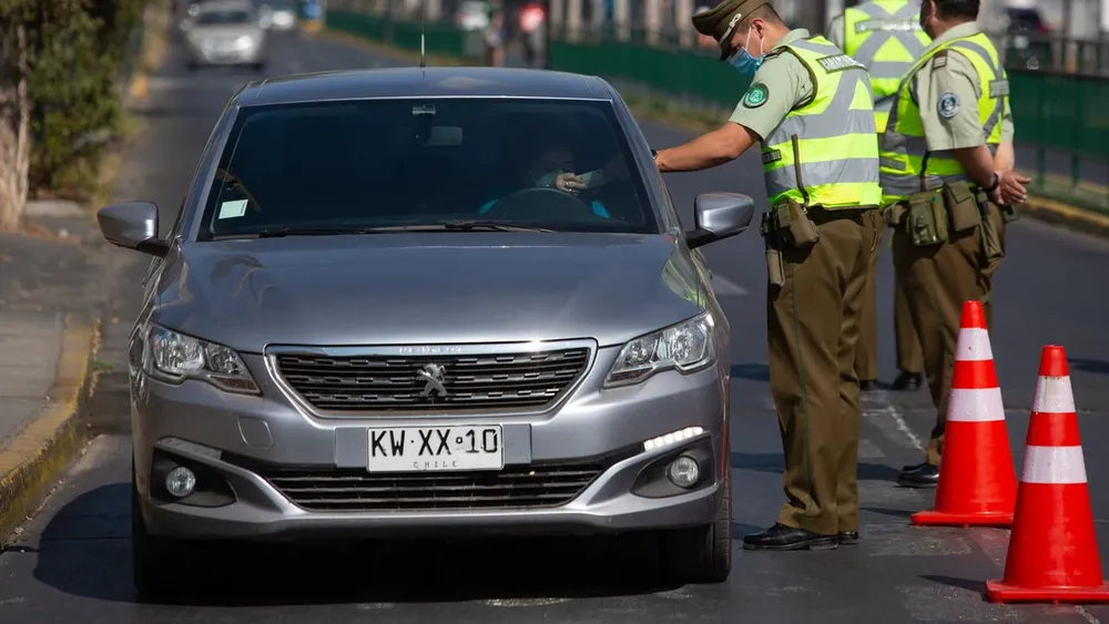 Fue multada por hablar por celular al volante y alegó control de identidad ilegal: Corte rechazó recurso contra Carabineros