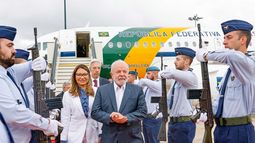 Ucranianos entregan carta de protesta en contra de Lula por sus comentarios sobre la guerra
