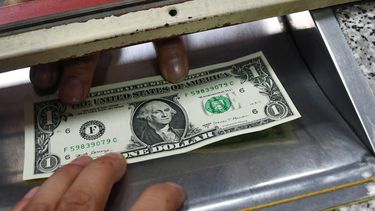 Dólar en alza: Experto detalla qué subirá además de los viajes, electrónicos y bencina