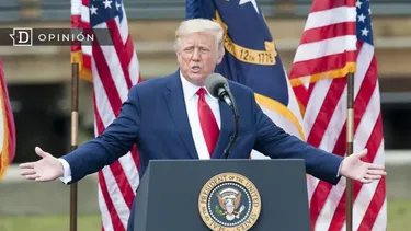 El Desconcierto | 20659 foto de donald trump con banderas de estados unidos detras.webp